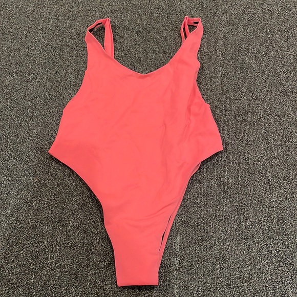 Reversible one piece coral to black small to medium. Adjustable straps - Picture 1 of 3